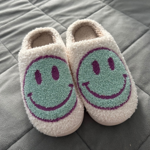 Smiley face slippers - Picture 1 of 2